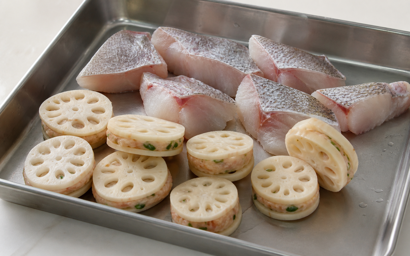 Phần cá và củ sen nhồi đã chuẩn bị để tẩm bột