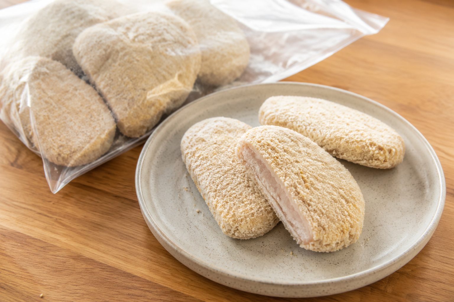 盘装与袋装裹粉鸡排食品陈列视觉